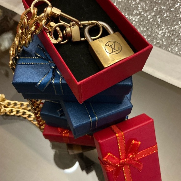Louis Vuitton lock with unbranded chain necklace - Picture 8 of 8